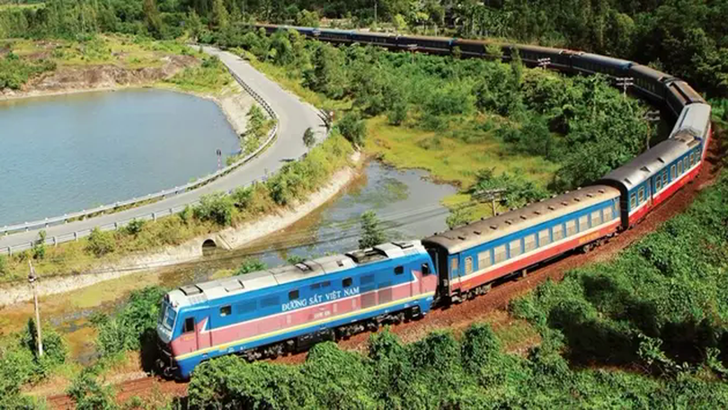 Tàu hỏa hút khách nhờ giá vé rẻ hơn máy bay 40%