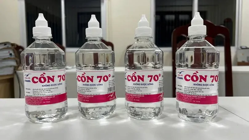 Triệt phá đường dây sản xuất cồn y tế giả