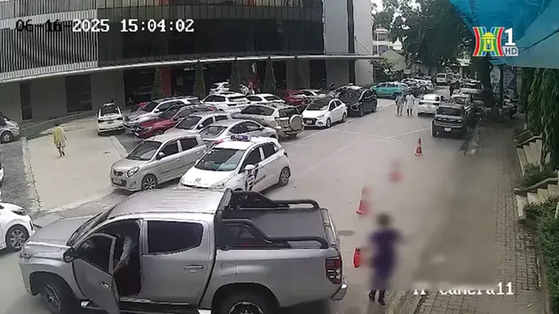 Tài xế bất cẩn lùi xe cuốn người phụ nữ vào gầm