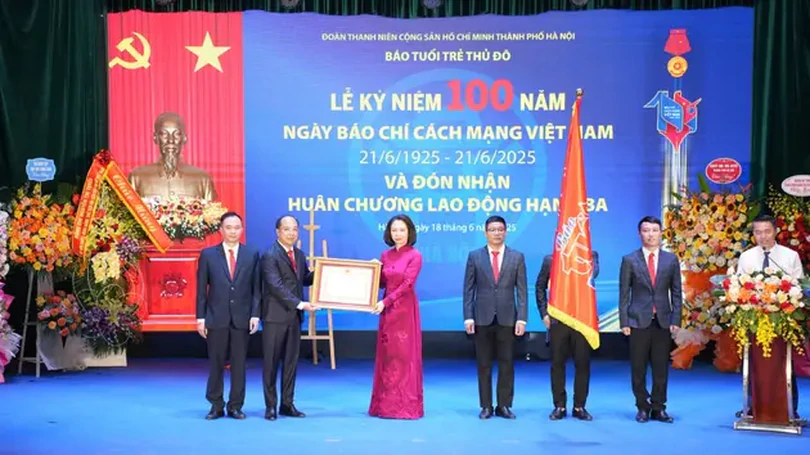 Báo Tuổi trẻ Thủ đô nhận Huân chương Lao động hạng Ba