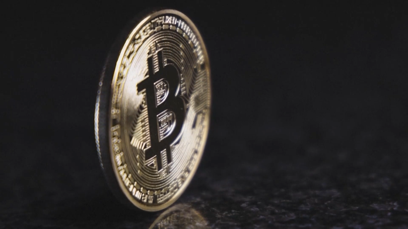 Bitcoin lần đầu tiên vượt mốc 121.000 USD