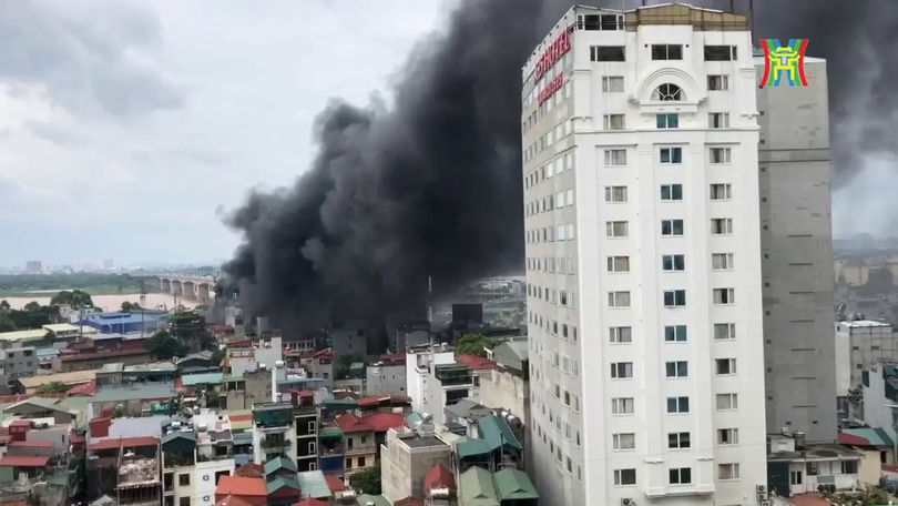 Cháy bãi gửi xe gần cầu Vĩnh Tuy