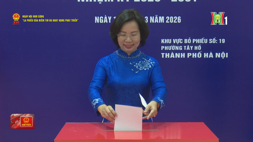 Chủ tịch Ủy ban MTTQ TP. Hà Nội bỏ phiếu bầu cử tại phường Tây Hồ
