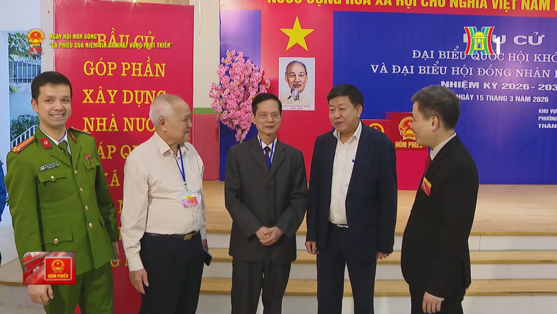 Cử tri phường Cửa Nam nô nức đi bầu cử