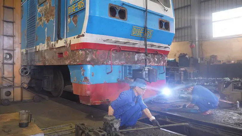 Một ngày của những công nhân sửa chữa đầu máy xe lửa