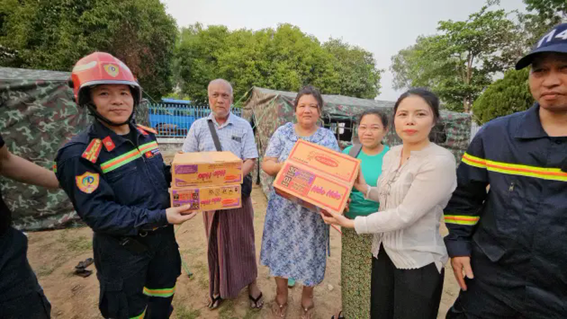 Công an Việt Nam dựng lều, thăm khám cho người dân Myanmar