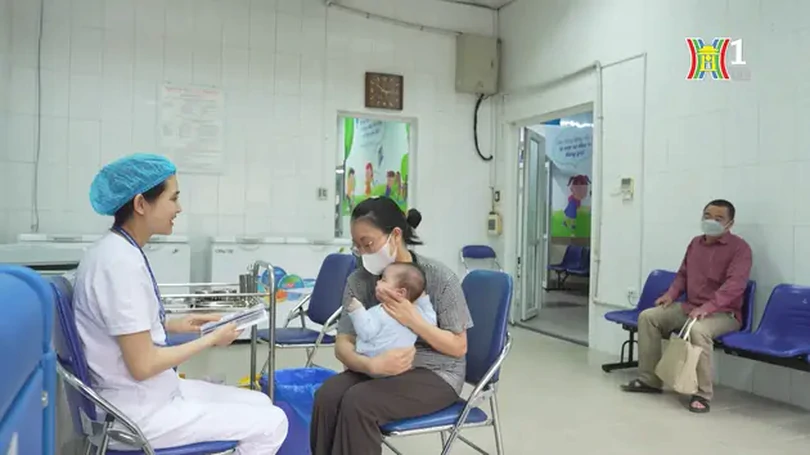 Đưa trẻ đi tiêm | Nhịp sống Hà Nội | 02/05/2024