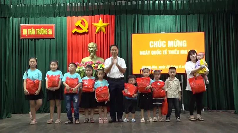 Thiếu nhi Trường Sa đón Tết giữa biển khơi