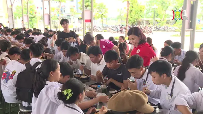 Suất cơm miễn phí tiếp sức sĩ tử | Người tốt quanh ta | 02/07/2024