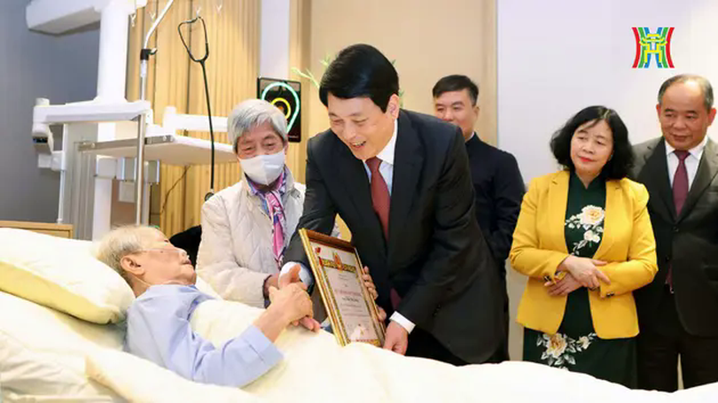 Nguyên Chủ tịch nước Trần Đức Lương nhận Huy hiệu 65 năm tuổi Đảng