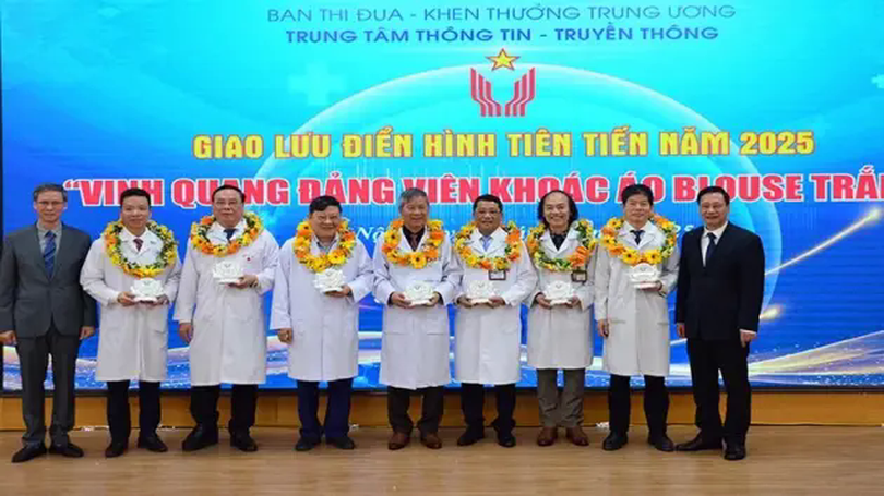 Vinh quang đảng viên khoác áo blouse trắng