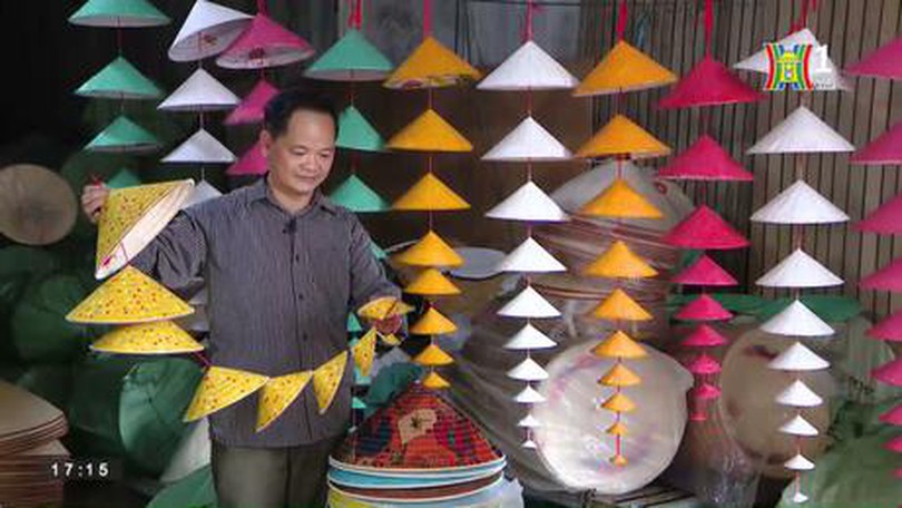 Về làng Chuông xem làm nón lá