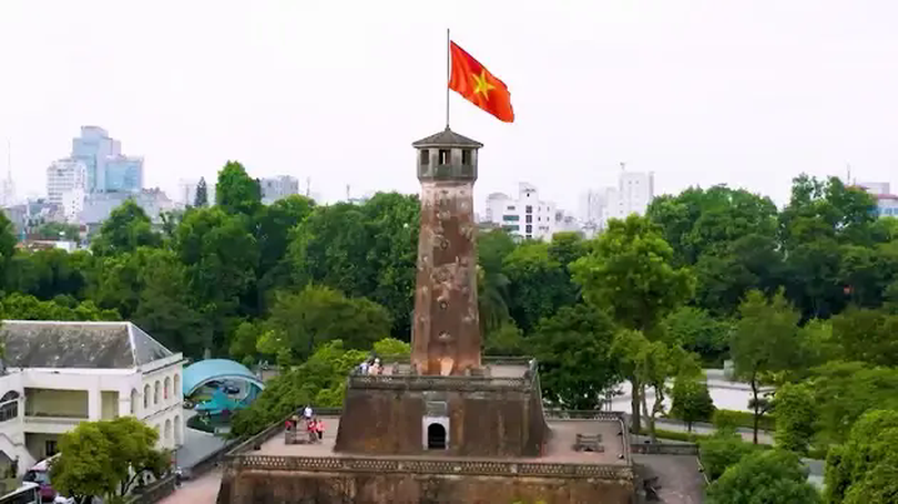 Cột cờ Hà Nội trong nắng Ba Đình