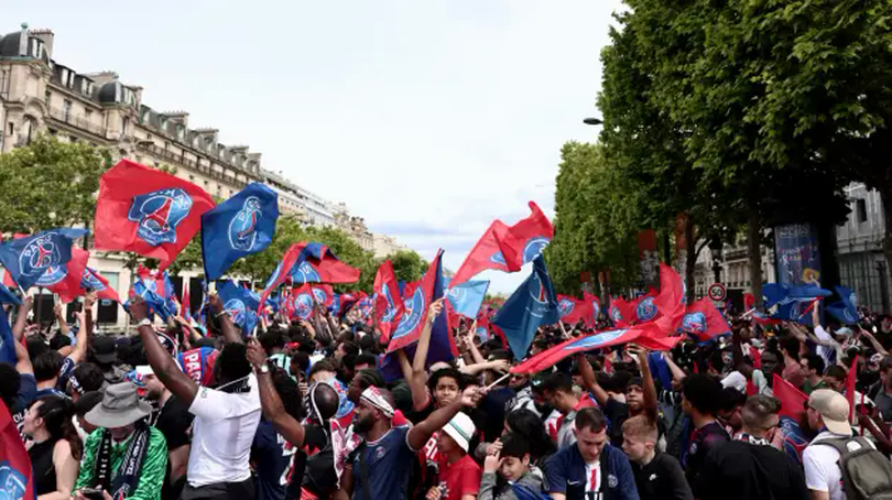 Người dân Pháp xếp hàng mua áo của Paris Saint Germain
