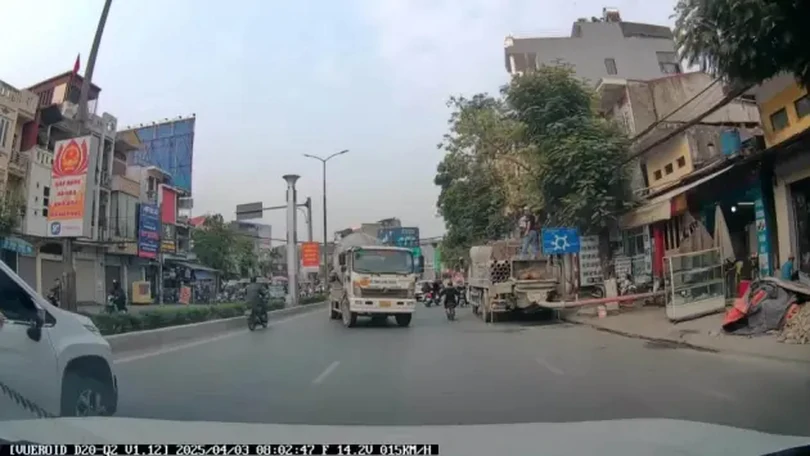 Xe bồn gây phẫn nộ vì đi ngược chiều giữa phố