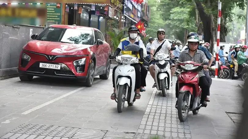 Leo vỉa hè, nhận 'phạt nguội'