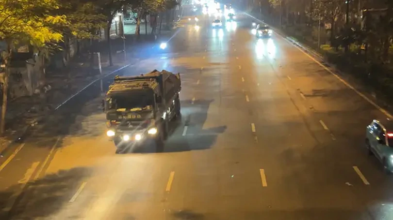 Xe quá tải 'tung hoành' xuyên đêm