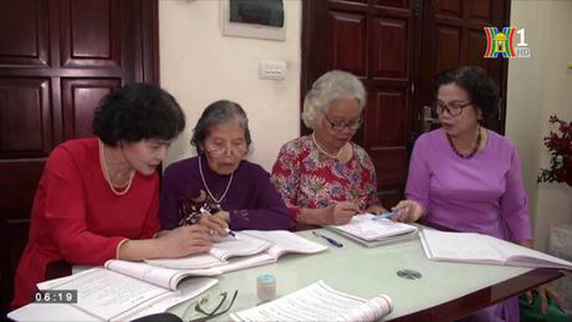 Người cao tuổi ở Hà Nội học tiếng Anh