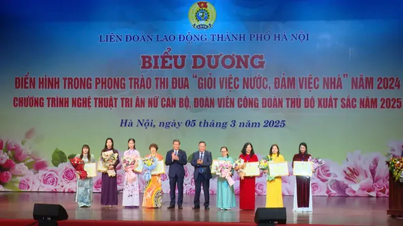 Hà Nội tuyên dương tấm gương ‘Giỏi việc nước, đảm việc nhà’