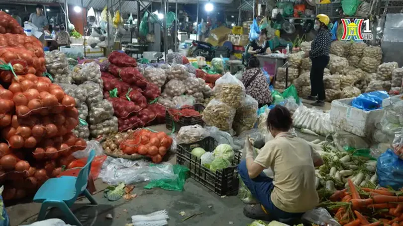 Nhộn nhịp bán mua ở chợ đầu mối lớn nhất Thủ đô
