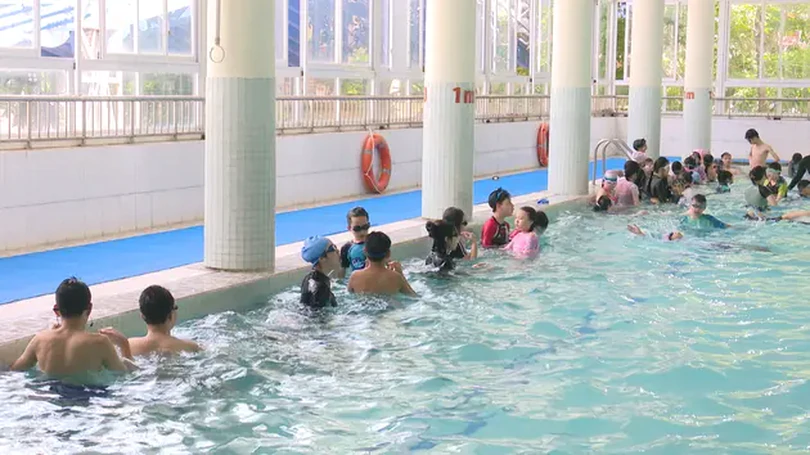 Các lớp học bơi thu hút thiếu nhi