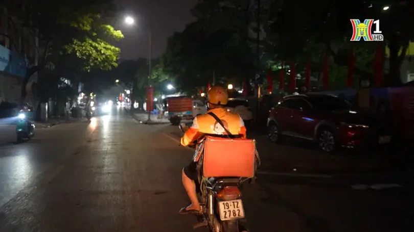 Những người làm nghề giao đồ ăn đêm