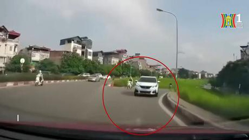 Lái xe đi ngược chiều, chặn xe đi đúng chiều
