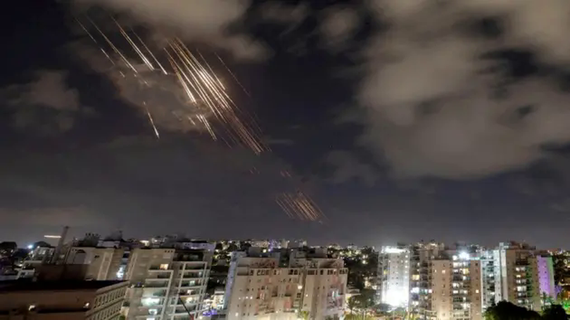 Tên lửa Hezbollah xuyên thủng lưới phòng không Israel