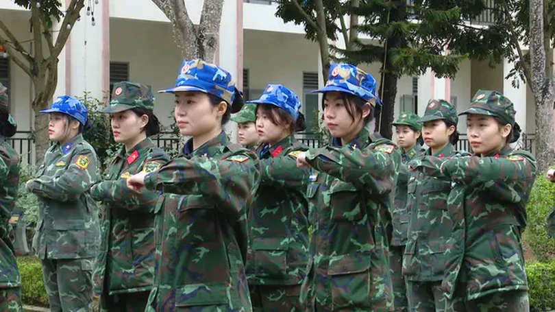 Nữ tân binh làm quen với môi trường quân ngũ