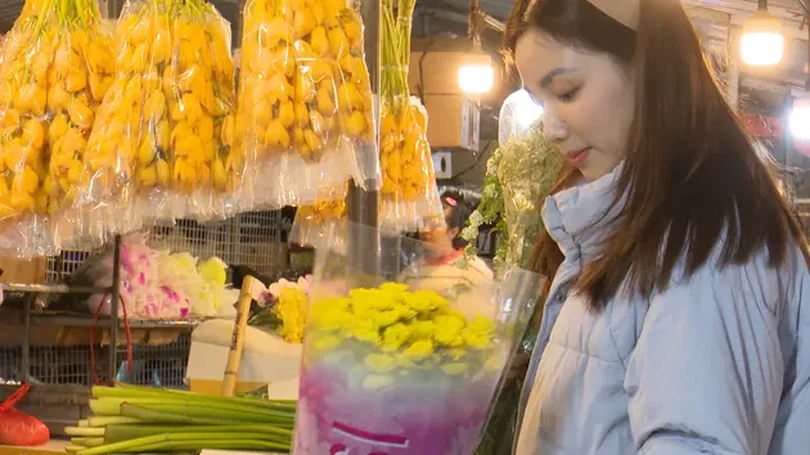 Chợ hoa đêm tấp nập ngày 8/3