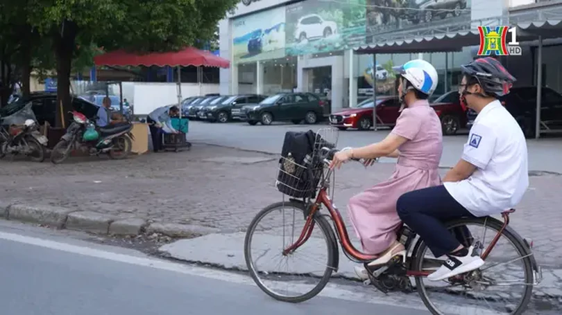 Đưa đón con đi học