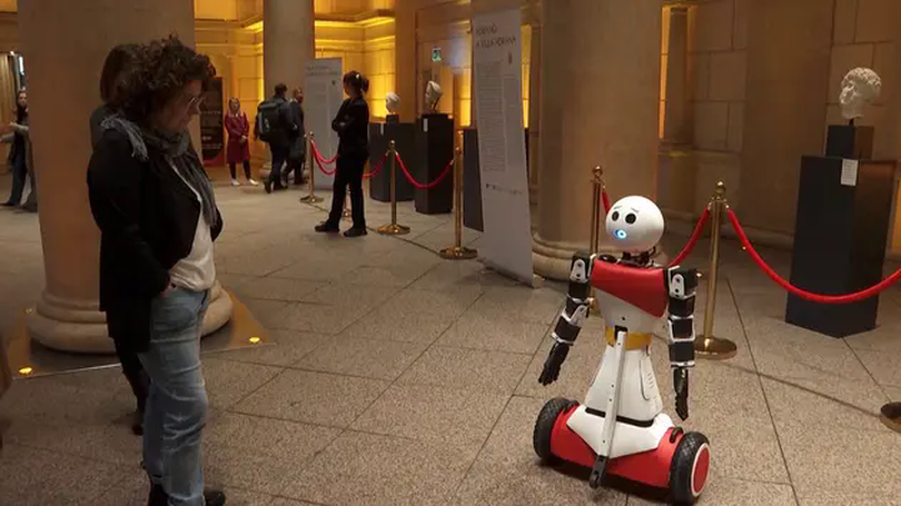 Nhân viên robot đầu tiên tại đền thờ ở Rome, Italia