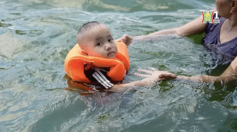 Bơi ở ao làng