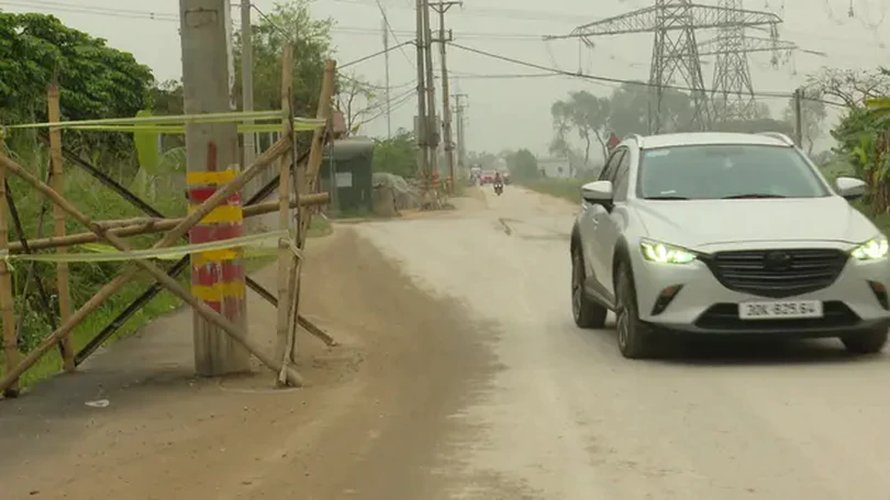 Người dân Thanh Oai khốn đốn với cột điện 'mọc' giữa đường