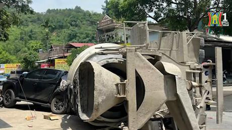 Tai nạn nghiêm trọng do xe chở bê tông bị lật
