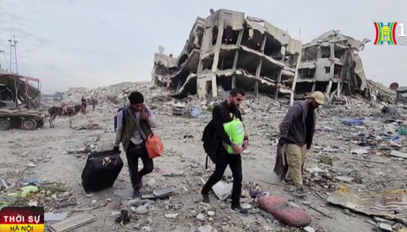 Người Palestine chạy trốn cuộc tấn công của Israel