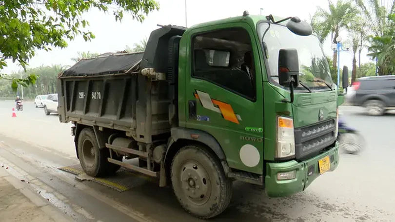 Xe chở quá tải vẫn lộng hành trên các tuyến giáp ranh
