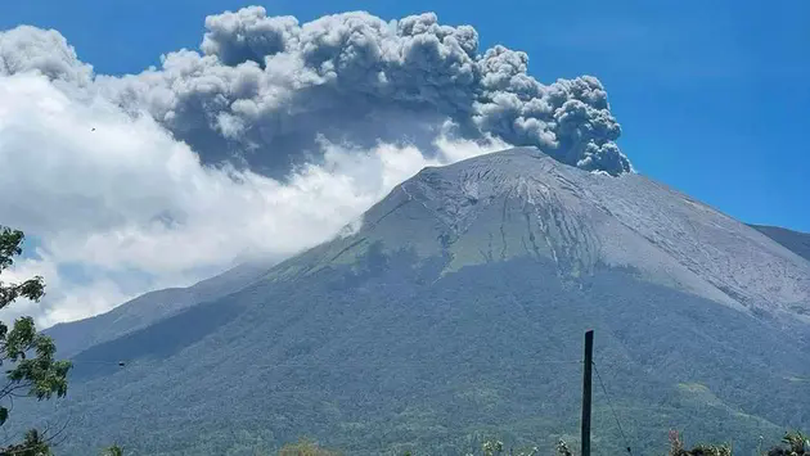 Núi lửa Kanlaon bất ngờ phun trào ở Philippines
