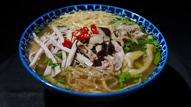 Lên phố cổ ăn bún thang