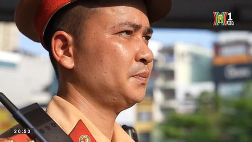 CSGT Hà Nội 'phơi mình' bám chốt, điều tiết giao thông