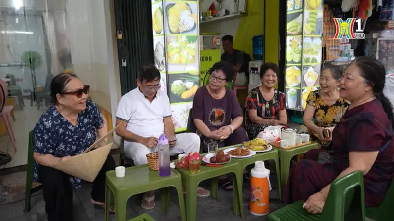 Thú vui hàn huyên bên hè phố