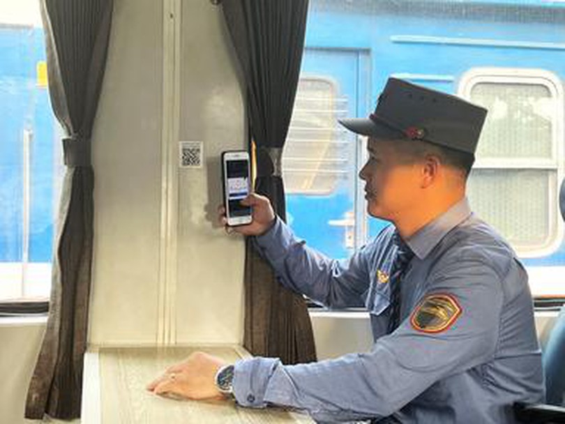 Từ 15/9, khách đi tàu có thể quét mã QR mua hàng