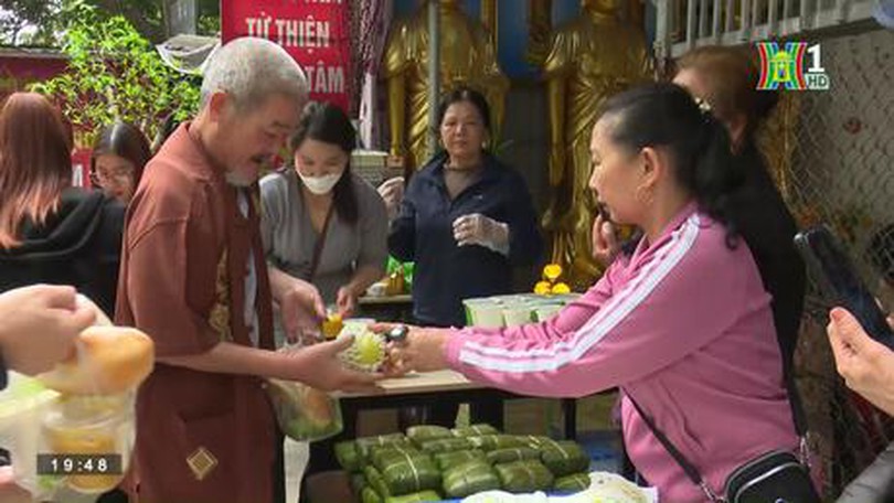 Ấm tình bữa cơm thiện nguyện của người Hà Nội