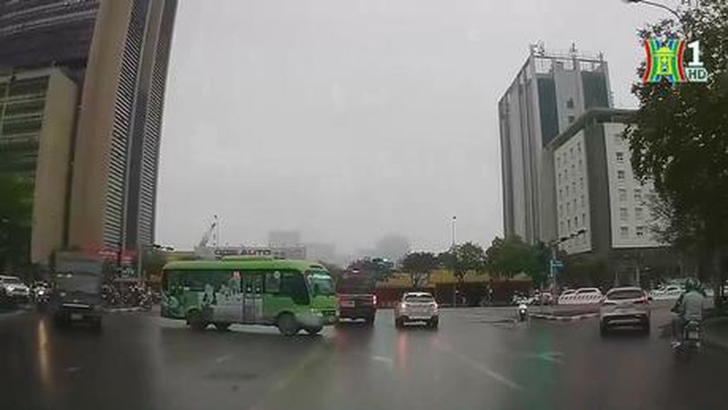 Xe buýt vượt đèn đỏ gây nguy hiểm cho các phương tiện