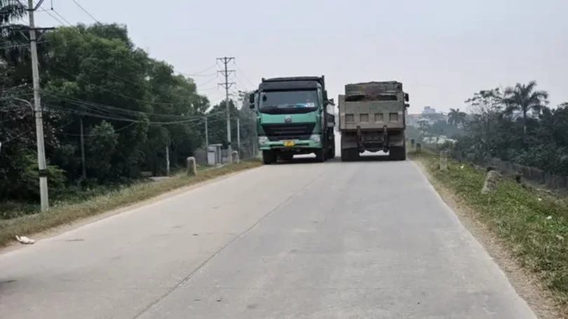 Khó khăn trong kiểm soát xe quá tải trên đê sông Hồng