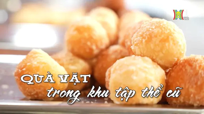 Quà vặt trong sân tập thể cũ | Nhịp sống Hà Nội | 14/06/2024