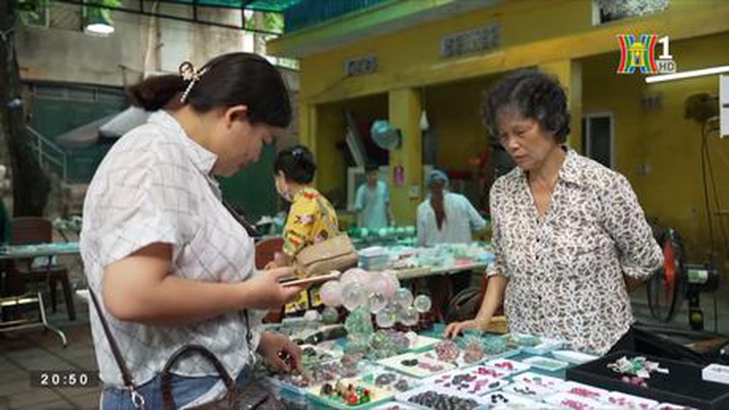 Phiên chợ đá quý