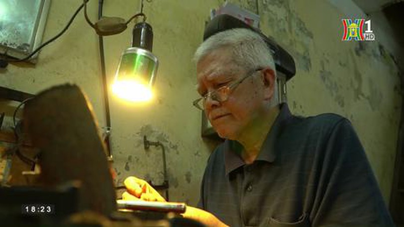 Người thợ kim hoàn thủ công hiếm hoi trong phố cổ