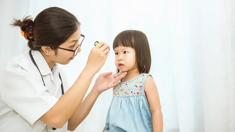 Chú ý các bệnh ở mắt khi trẻ mắc cúm, sởi