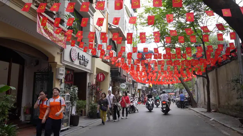 Đến Hà Nội trong rực rỡ cờ hoa | Hà Nội đến để yêu | 30/04/2025